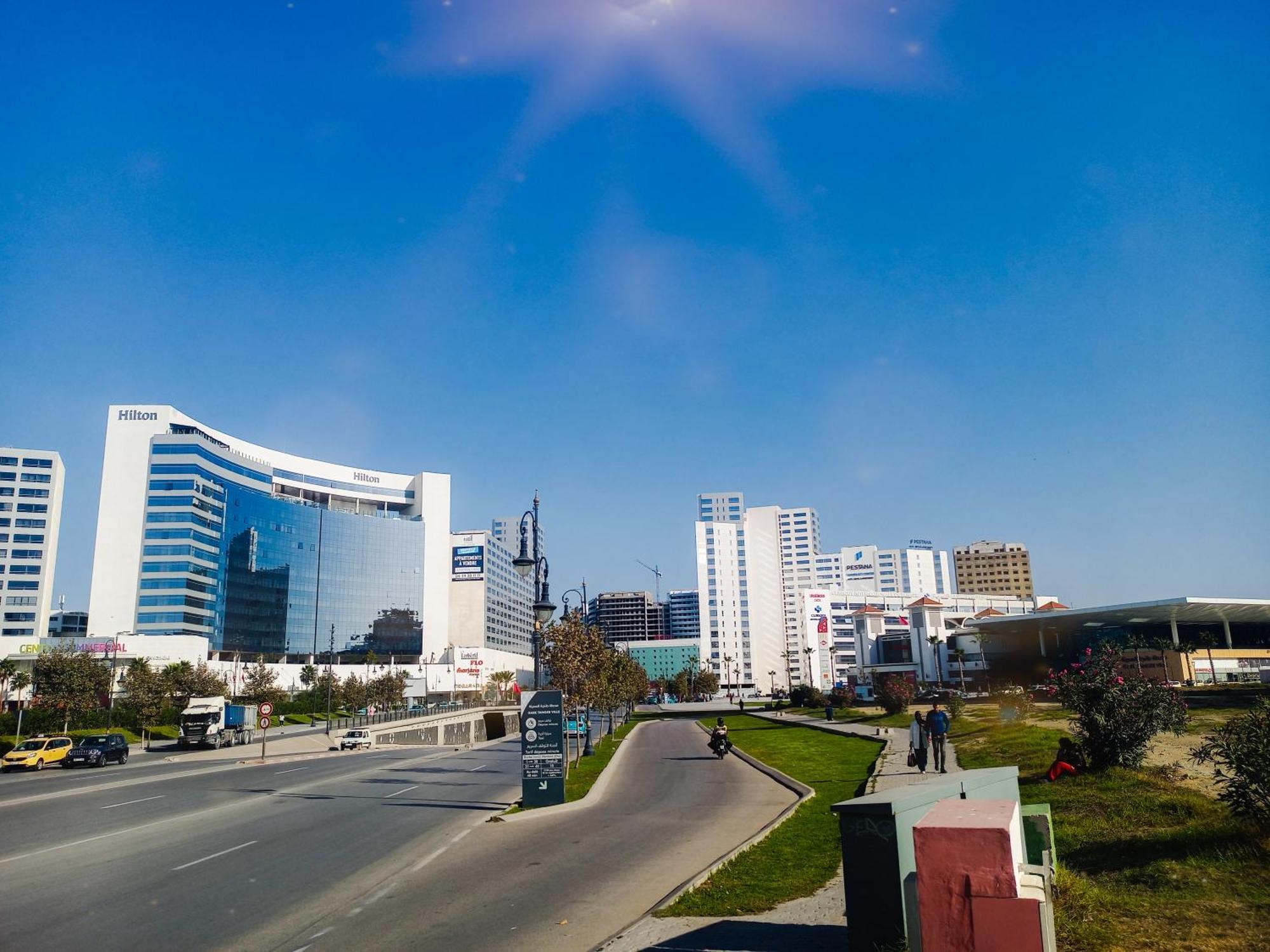 Amazing Appartement Au Centre Ville En Face Hilton & Gare Train De Tgv De Tanger 2N Bagian luar foto