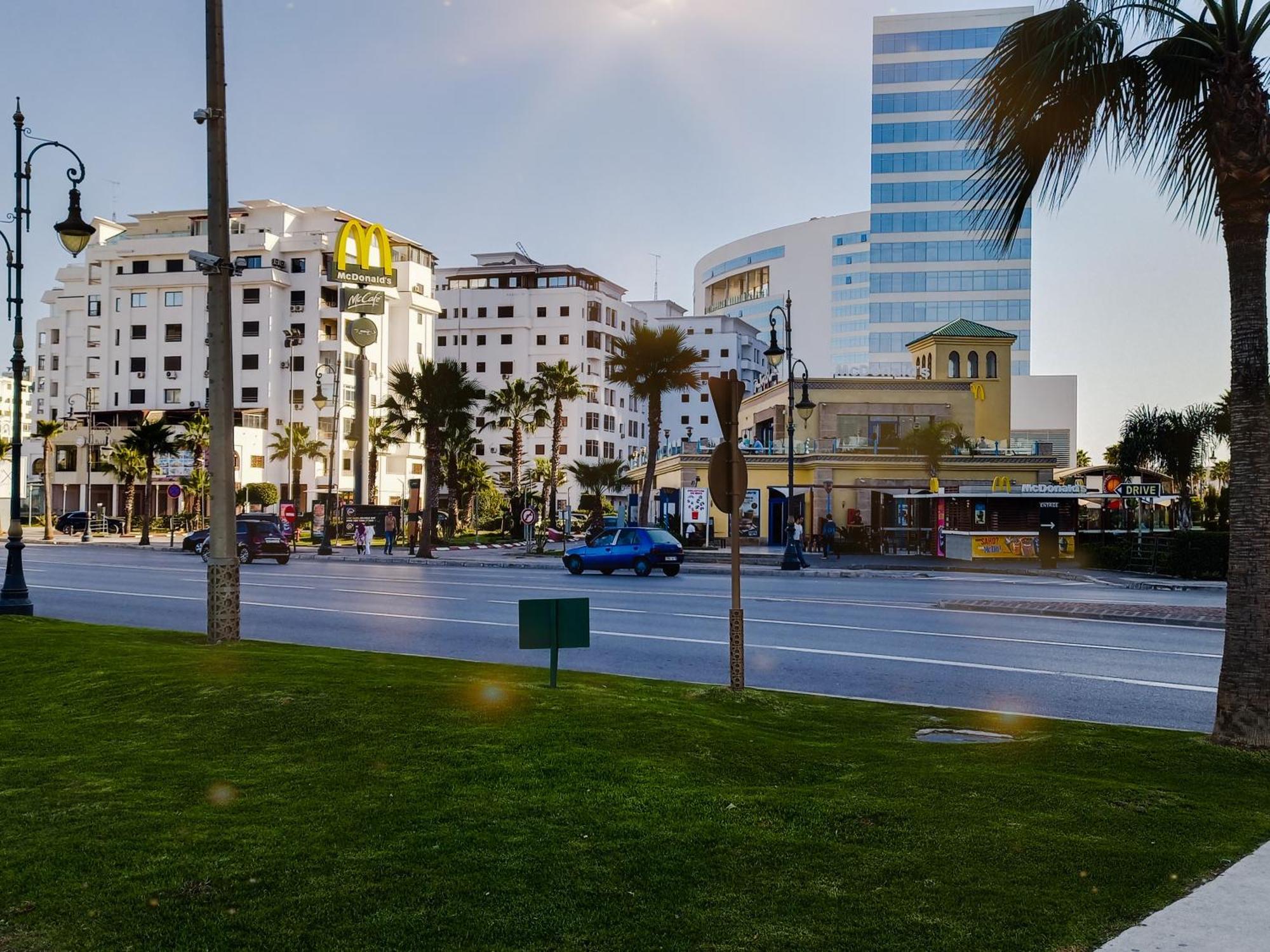Amazing Appartement Au Centre Ville En Face Hilton & Gare Train De Tgv De Tanger 2N Bagian luar foto
