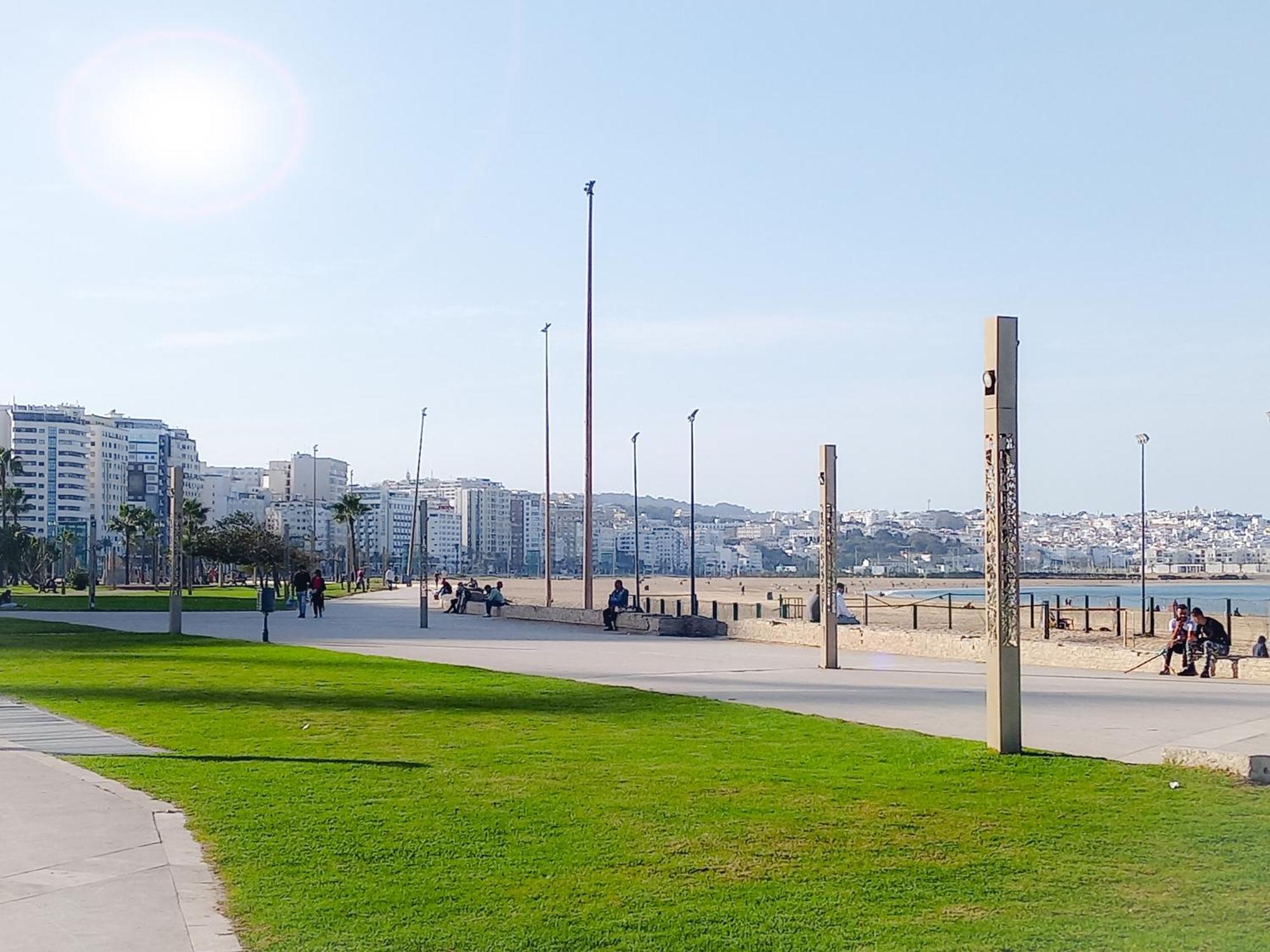 Amazing Appartement Au Centre Ville En Face Hilton & Gare Train De Tgv De Tanger 2N Bagian luar foto