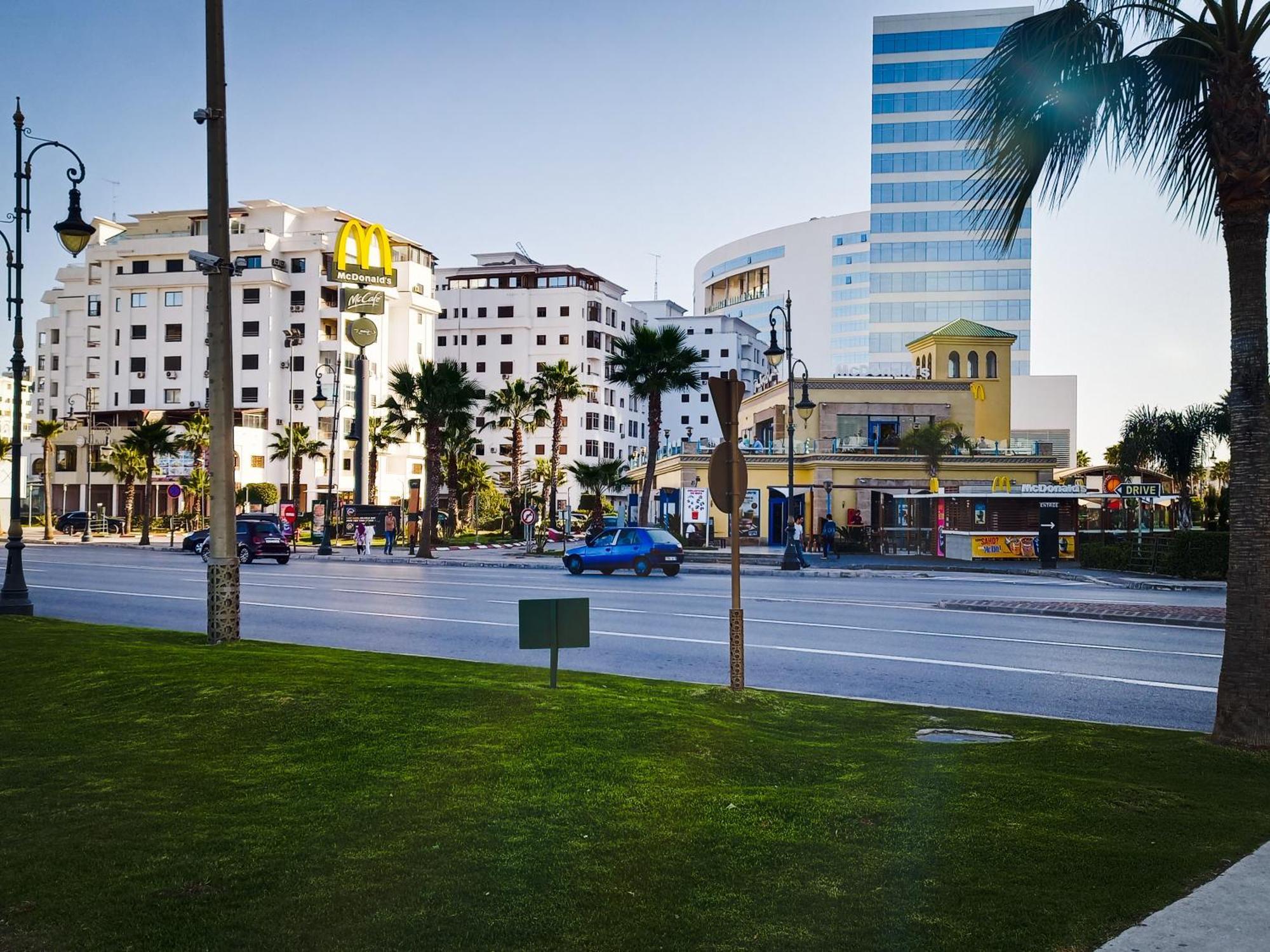 Amazing Appartement Au Centre Ville En Face Hilton & Gare Train De Tgv De Tanger 2N Bagian luar foto